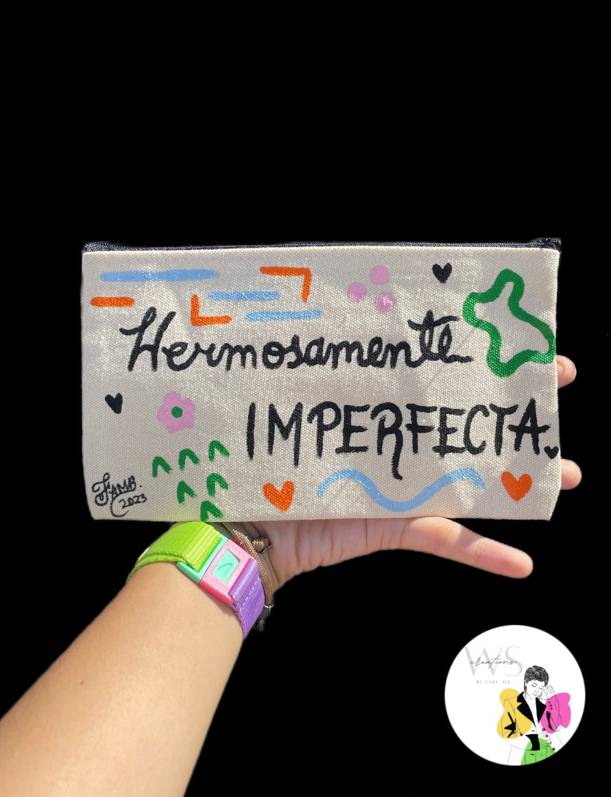 “Hermosamente imperfecta” painted bag