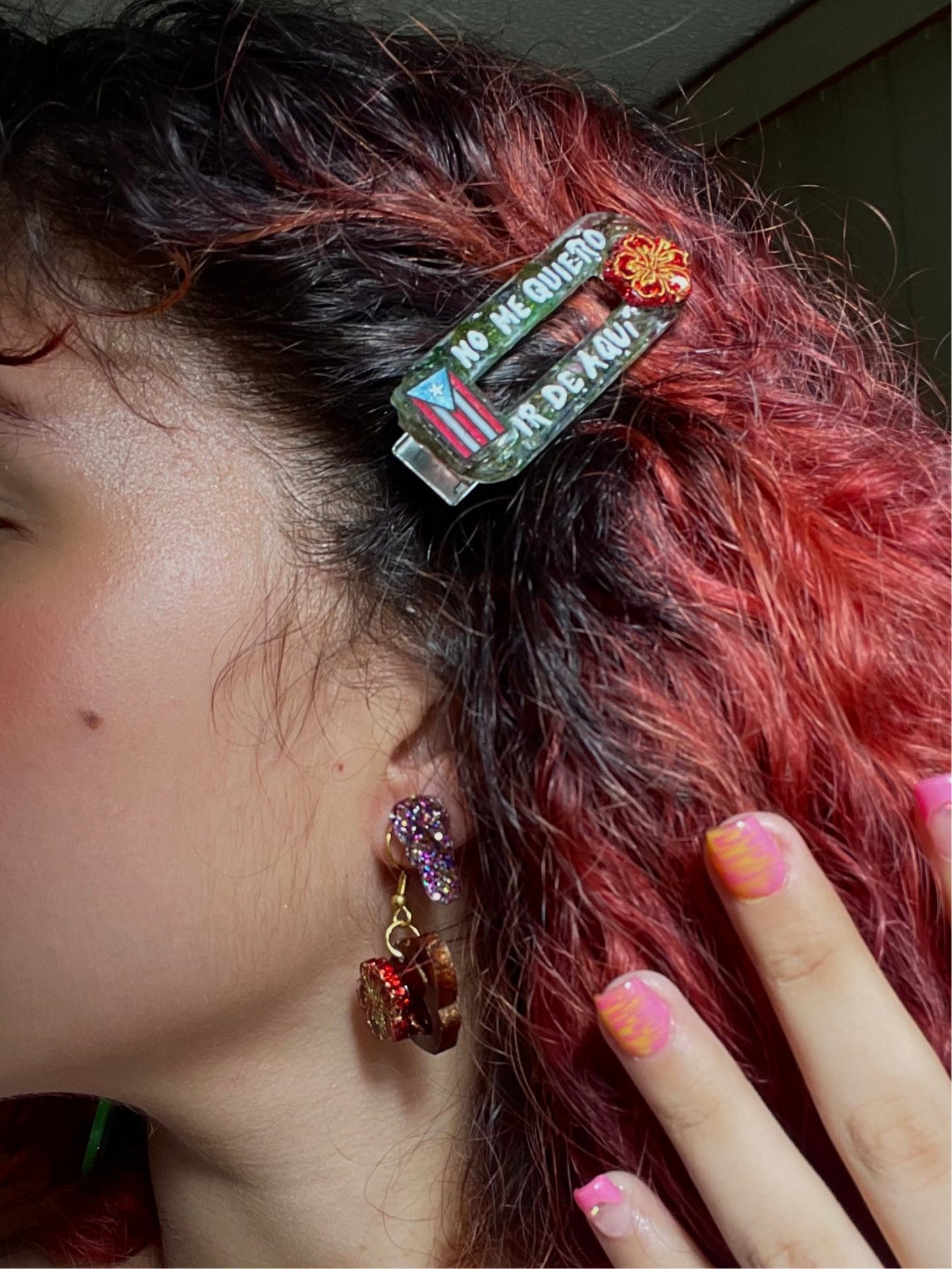 “No me quiero ir de aquí” resin hair clip