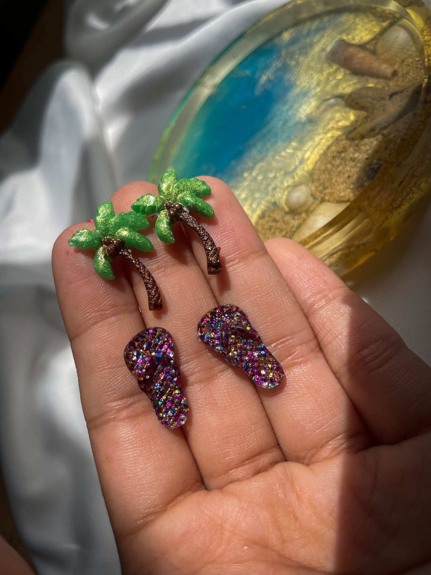Palms and flip flops resin studs